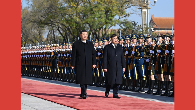 习近平举行仪式欢迎泰国国王访华